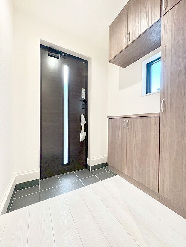 明るい玄関はお客様をお出迎えするのにぴったりです！ 