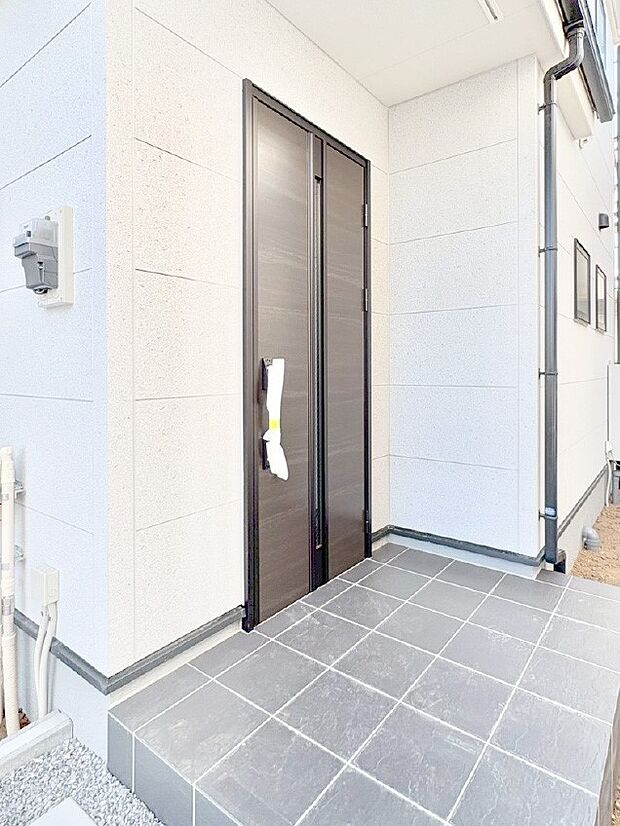 大切な家族、来客を出迎える玄関。