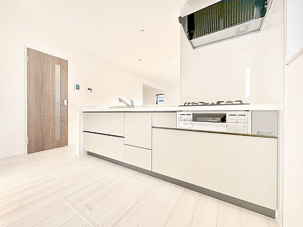 リビングで遊ぶお子様を見守りながらお料理ができる対面キッチン。  