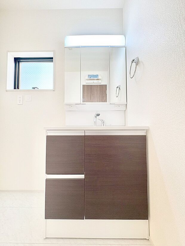 収納力と機能性に優れた洗面化粧台  