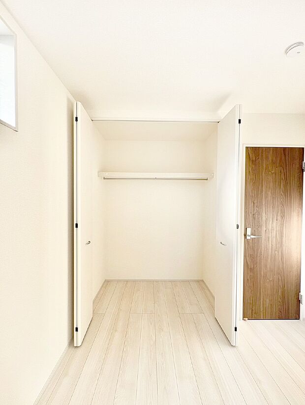 洋室のクローゼット。奥行きがあるので厚手の衣類もすっきり収まります。