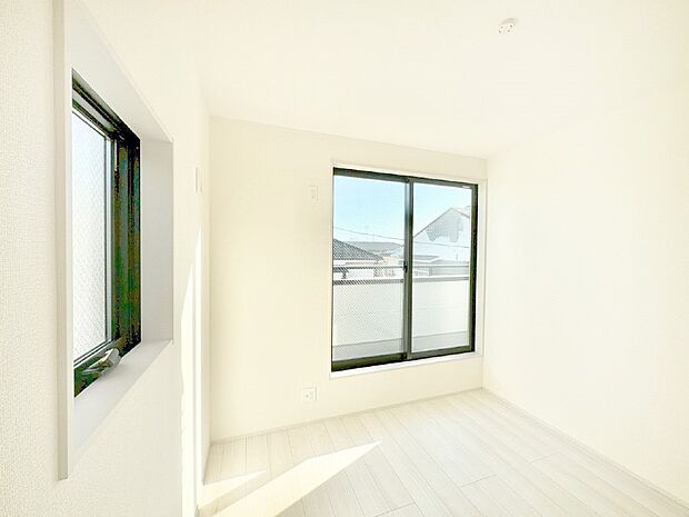 バルコニーが開放感をプラスしてくれる洋室