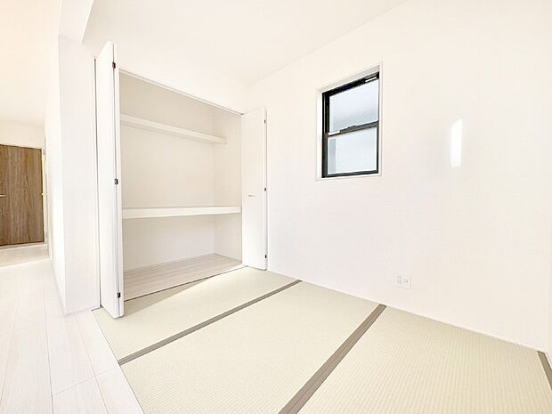 リビングと隣り合っている和室。ほっと一息できる和の空間も忘れずに。 