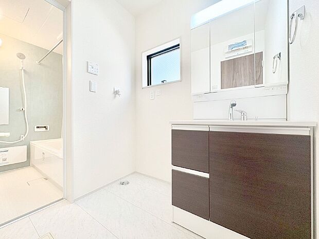 身支度もスムーズにおこなえる脱衣場。  