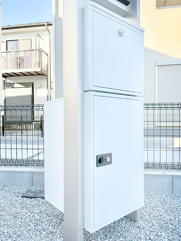 宅配ボックス付きで時間を気にせず宅配物をいつでも安全に受け取れます。