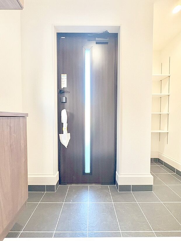 明るい玄関はお客様をお出迎えするのにぴったりです!