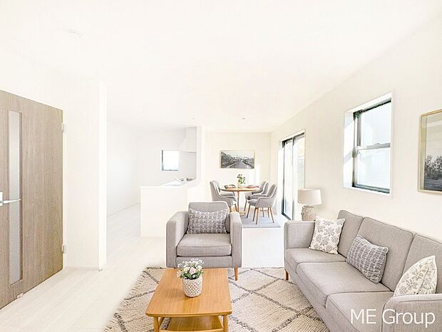 家族の和やかな会話が聞こえてきそう。開放感のあるリビングです。※家具はCGです  