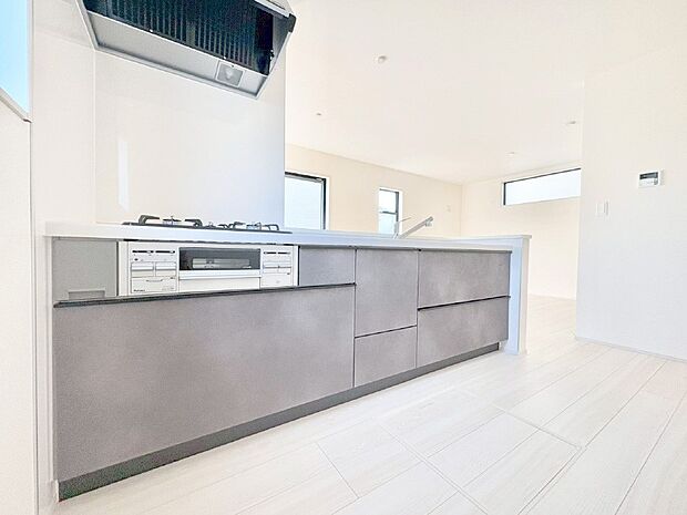 リビングで遊ぶお子様を見守りながらお料理ができる対面キッチン。