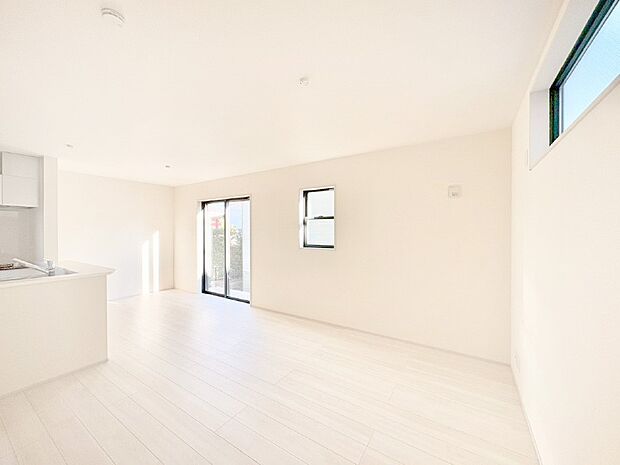 明るい陽光が注ぎ、寛ぎの雰囲気に満たされるダイニング。