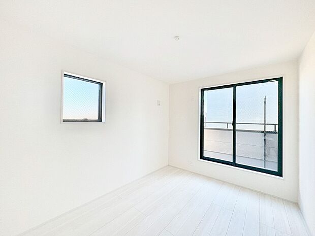 バルコニーが開放感をプラスしてくれる洋室