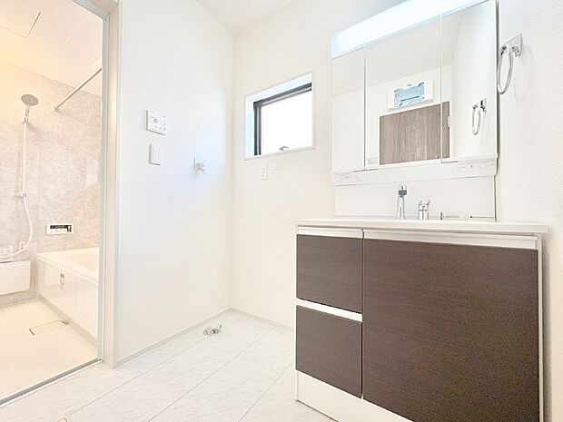 身支度もスムーズにおこなえる脱衣場。