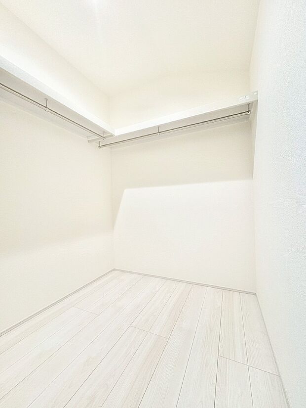 ウォークインクローゼット付きで生活空間を広く利用できます。