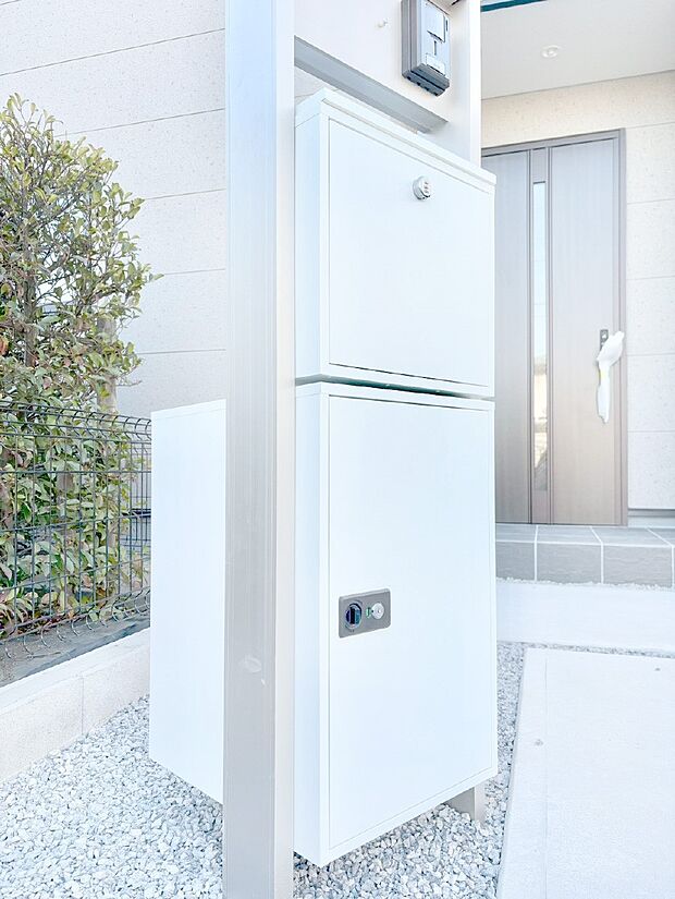 宅配ボックス付きで時間を気にせず宅配物をいつでも安全に受け取れます。