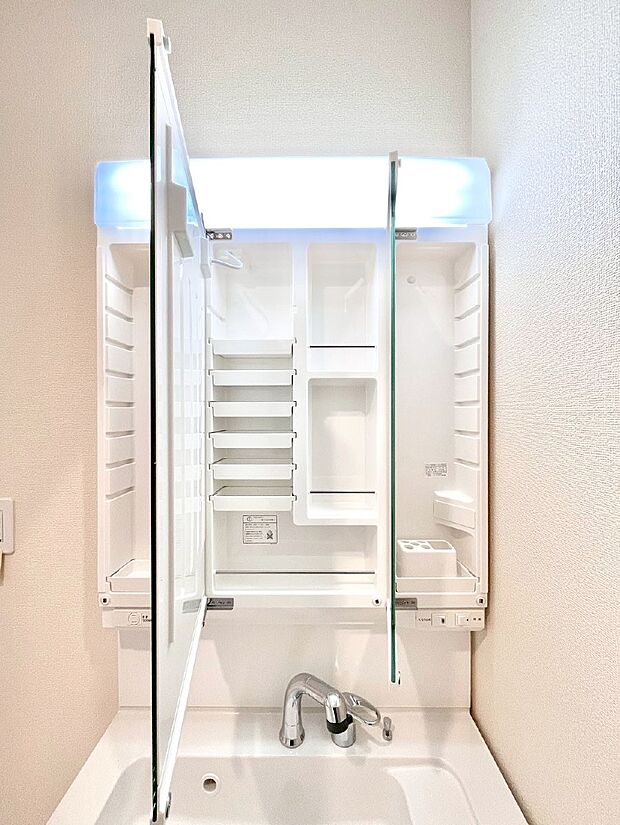 三面鏡の裏に、化粧品や衛生用品などを収納可能。洗面台をすっきりと保ちます！