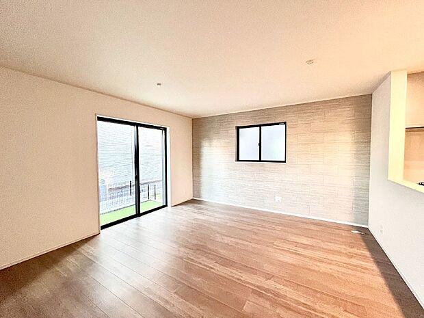 大きな窓からたっぷりの陽光と風を感じられるリビング  