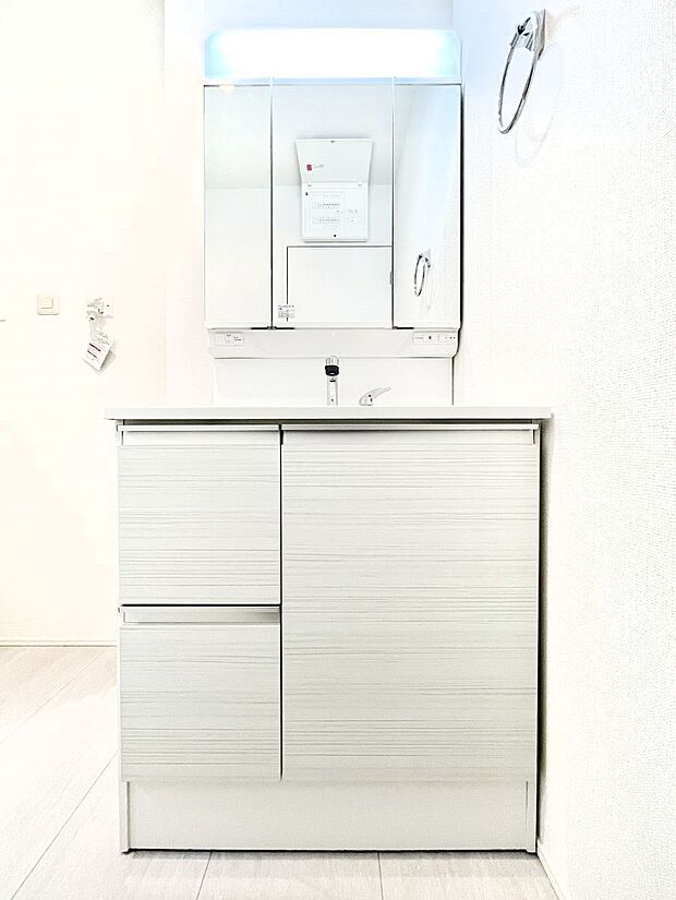 三面鏡キャビネット・シャワー付き洗面化粧台で忙しい朝の身支度もスムーズに！