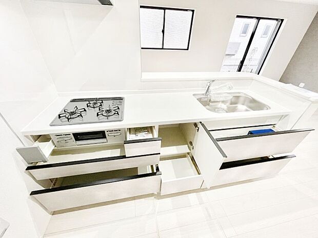 収納スペースもたっぷり！広々とした作業スペースで家事もラクラク！ 