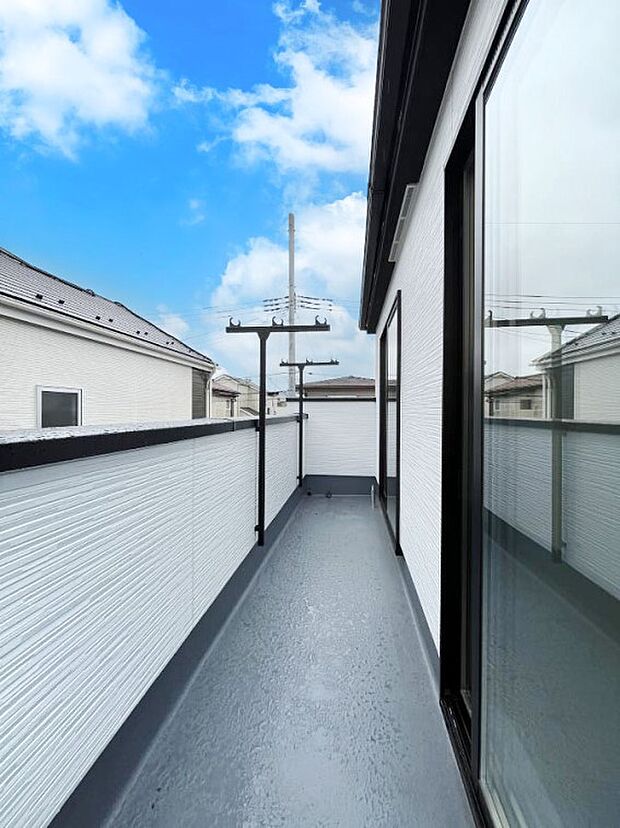 毎日のお洗濯に大活躍！2部屋から出入りできる南向きバルコニー！
