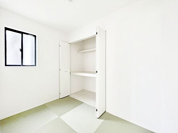 リビングと隣り合っている和室。ほっと一息できる和の空間も忘れずに。 