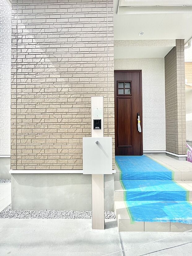 シンプルデザインのポスト。