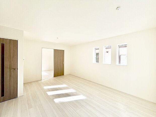 家族団らんの時間も増えそうなくつろぎのリビングダイニング。