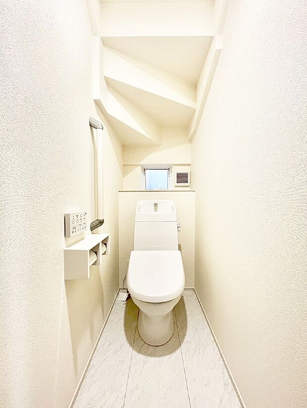 明るく清潔感のあるトイレです。   