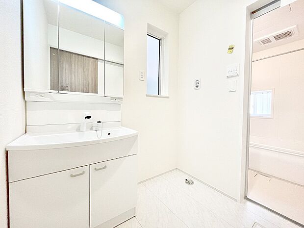 清潔感ある洗面化粧室で朝の身支度も快適