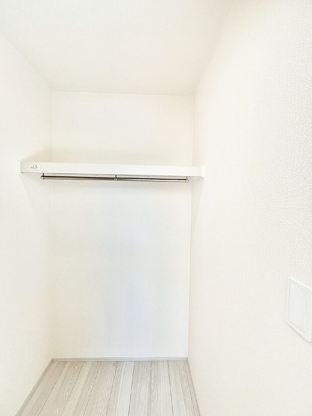 ウォークインクローゼット付きで生活空間を広く利用できます。