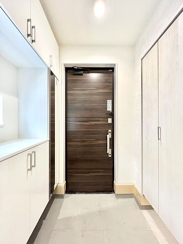 明るい玄関はお客様をお出迎えするのにぴったりです!