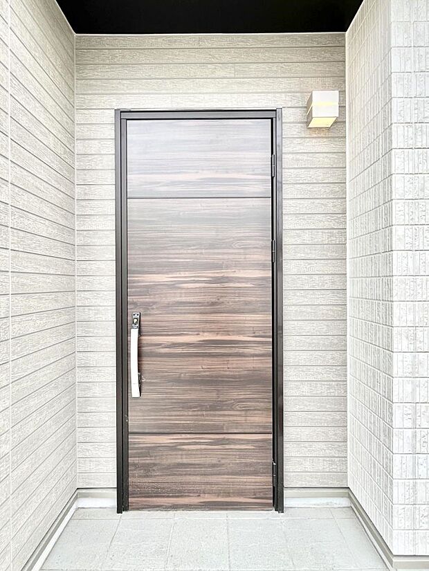 大切な家族、来客を出迎える玄関。