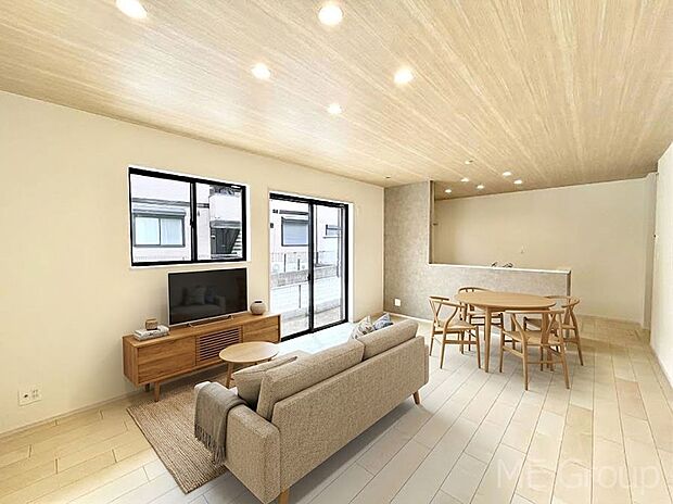 ご家族の賑やかな話し声で包まれる明るいリビング ※家具はCGです