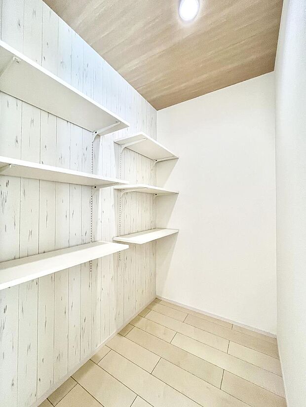 キッチンにはパントリー!食材のストックはもちろん、日用品の収納など使い方はいろいろ!