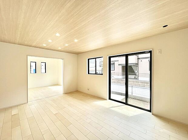 大きな窓からたっぷりの陽光と風を感じられるリビング