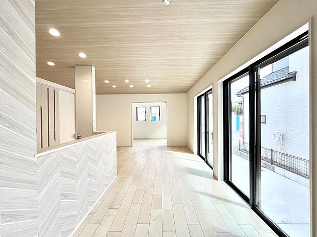 大きな窓からたっぷりの陽光と風を感じられるリビング