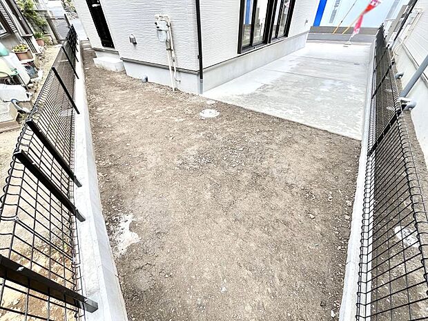 プランターを並べて季節のお花を楽しめるお庭付き。