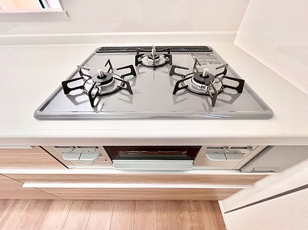 ガスコンロはSiセンサー搭載。火力調節や焦げ付き・消し忘れも防いでくれます。