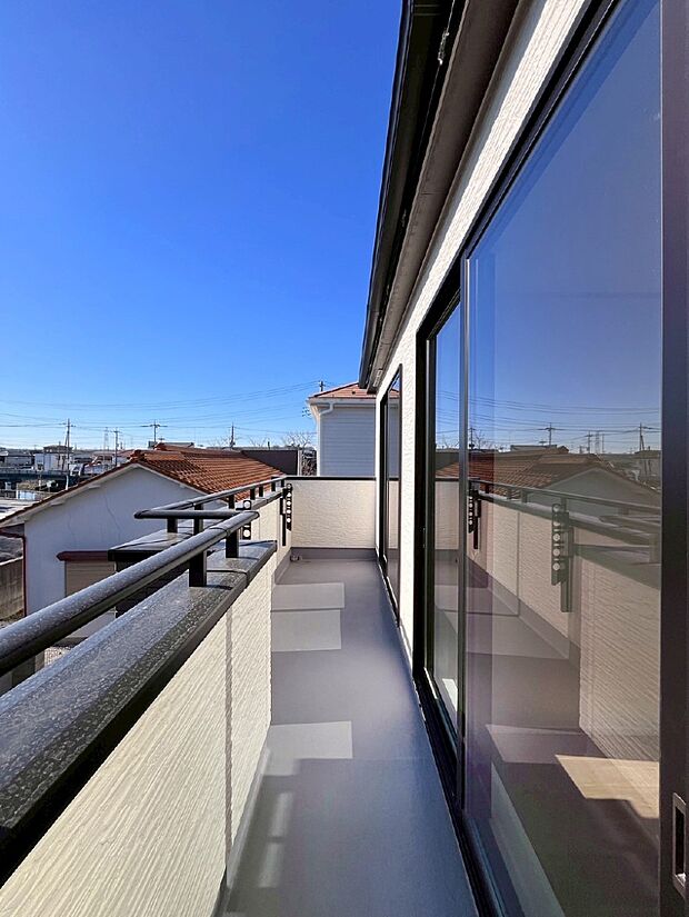 暖かな陽光が降り注ぐバルコニーはお洗濯におすすめ。爽やかな風も心地よいです。