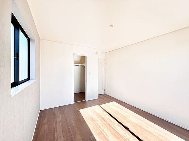 ウォークインクローゼットがあるお部屋！季節ごとの入れ替えも不要で便利です。 