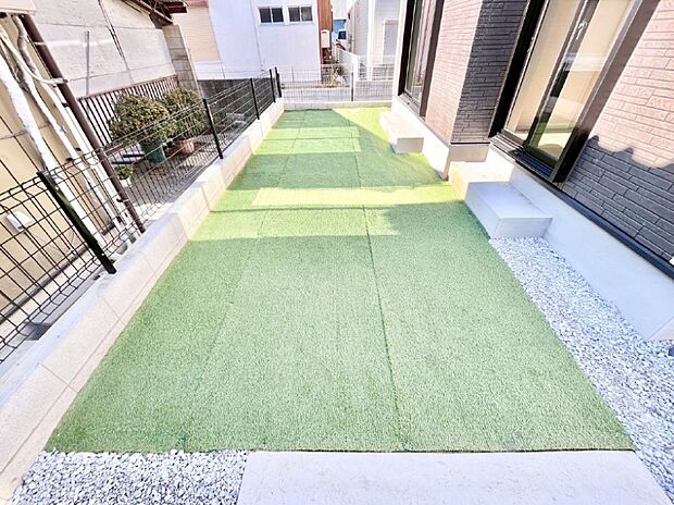 住まいに明るい光と開放感を演出してくれる庭スペース付き!