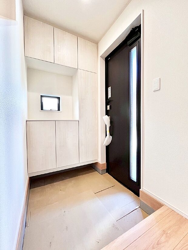 明るい玄関はお客様をお出迎えするのにぴったりです!