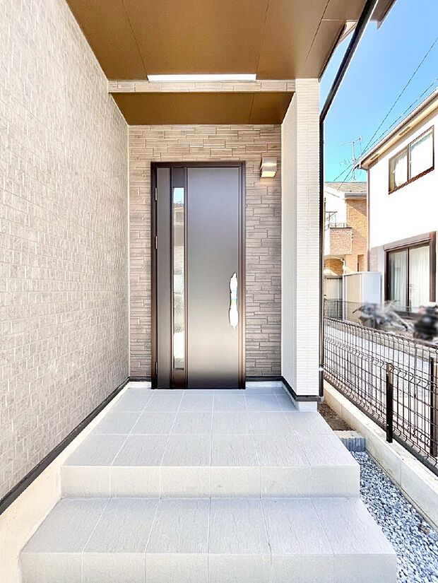 大切な家族、来客を出迎える玄関。