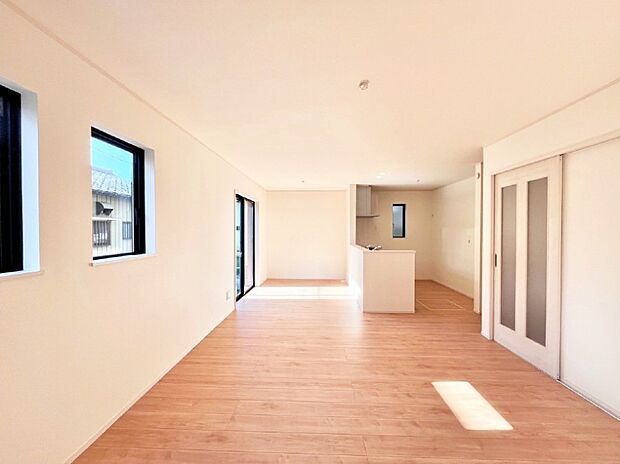 明るい陽光が注ぎ、寛ぎの雰囲気に満たされるリビング・ダイニング。