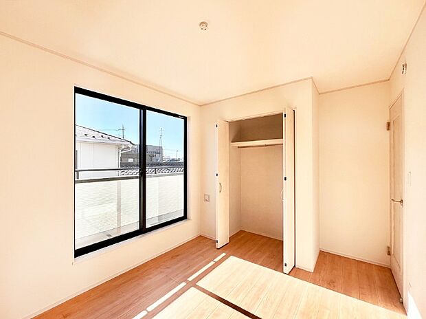 使いやすい形でベットや家具の置き方にも困ることもありません。