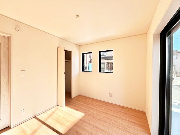 リビング横の洋室は引き戸を開ければリビングと一体に。閉じれば独立した洋室に。