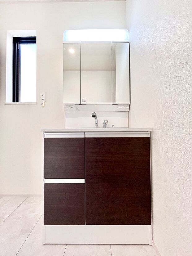 収納力と機能性に優れた洗面化粧台