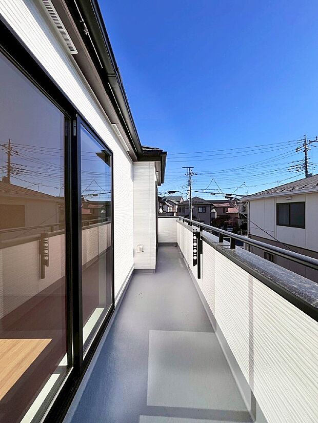 暖かな陽光が降り注ぐバルコニーはお洗濯におすすめ。爽やかな風も心地よいです。