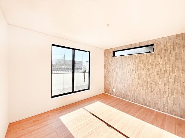 バルコニーが開放感をプラスしてくれる洋室