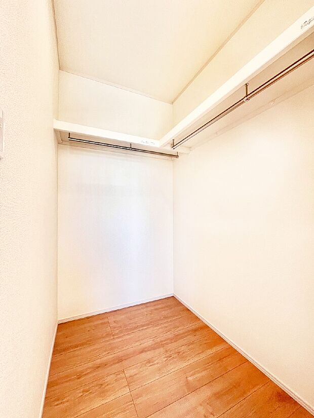 衣類をハンガーに掛けたまま収納できるWIC。衣類の整理整頓がしやすくて便利です!