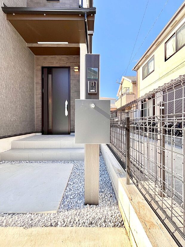 シンプルデザインのポスト。