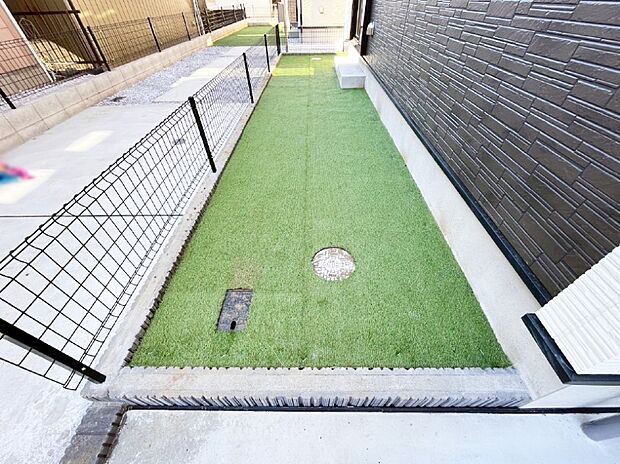 住まいに明るい光と開放感を演出してくれる庭スペース付き!